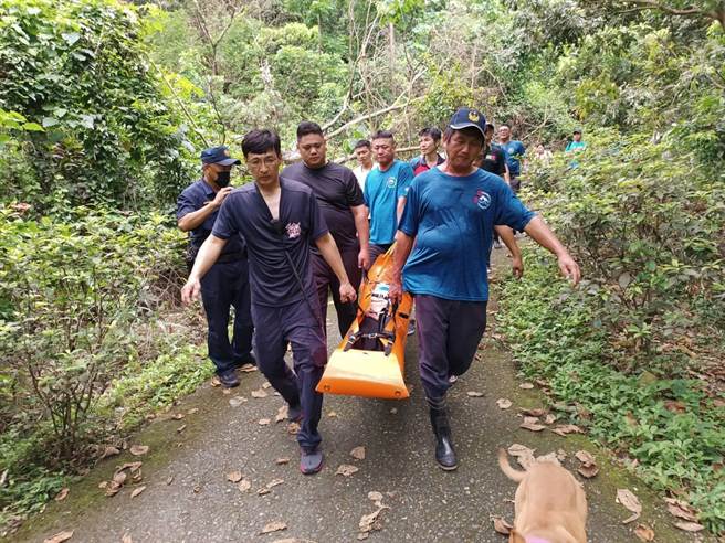 警消将伤者搬运下山，协助送医。(屏县消防局提供)