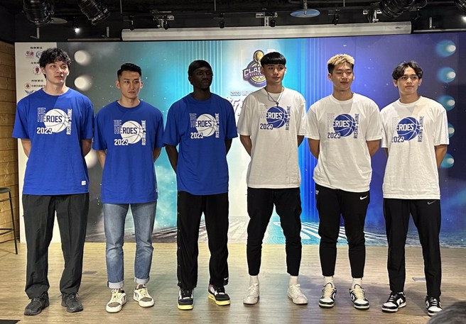 明星蓝队代表李启玮(左至右)、吴永盛与阿巴西；明星白队代表游艾喆(右至左)、邱子轩与张镇衙。(黄及人摄)