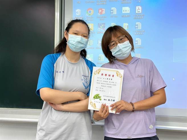 明德高中国中部学生黄芷莹（左）录取学校高中部，选择继续就读母校。（新北市教育局提供）