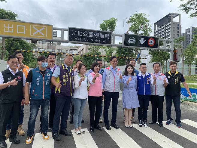 桃园市长张善政今前往平镇文化公园地下停车场，视察工程竣工情形。（蔡明亘摄）