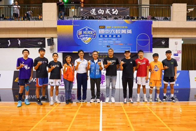 长官贵宾与六校队长合照。（展逸国际提供）