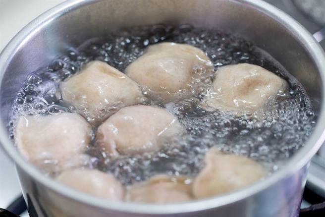 有网友按照水饺包装的指示煮水饺，结果30颗却破了22颗，无奈上网发文求救。（示意图／shutterstock）