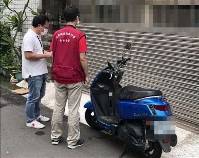中市男子拒不繳罰單、停車費等共19萬元，執行署台中分署查封機車。（執行署台中分署提供／陳淑芬台中傳真）
