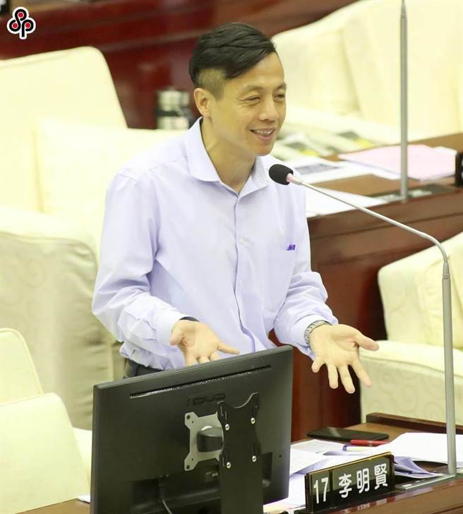 国民党台北市议员李明贤质疑，中央《菸害防制法》修正案于今年3月22日上路，北市议会制定的《新兴菸品管理自治条例》也于3月底公告实施，但电子烟仍旧于校园中流窜，因此要求教育局研拟出明确的配套措施。（本报资料照）