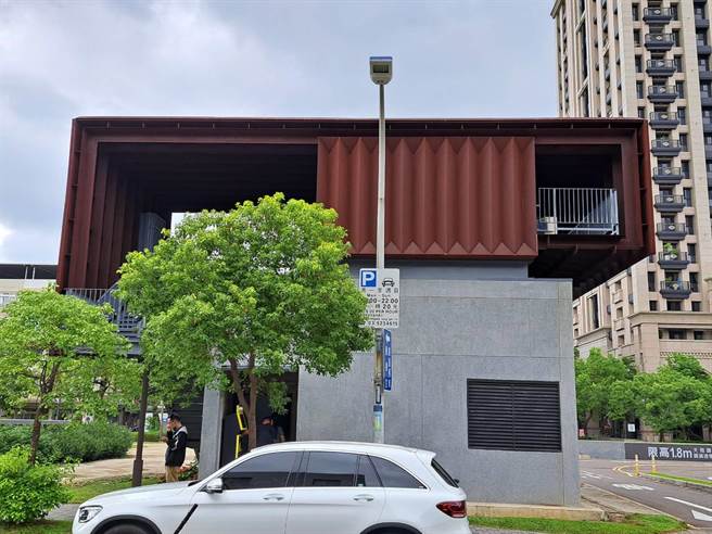 上周日有民眾拍到，有两名看起来十分年轻的男女，穿着衣服做出疑似活春宫的动作，图为发生地点府后街停车场的楼梯。（王惠慧摄）