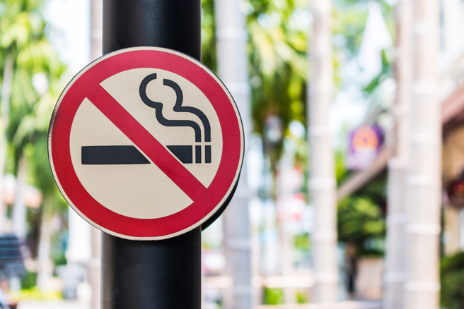 台北市议会制定《新兴菸品管理自治条例》，明定电子烟不得进入校园。不过国民党台北市议员李明贤就指出，虽然法规有所规范，但每年仍旧会在校园查获电子烟。（示意图／shutterstock）