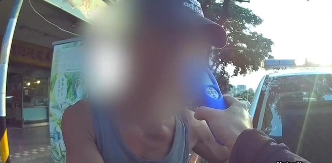 赖男辩称机车为同行的郭男所骑乘，郭男立即否认，令赖嫌顿时手足无措，只得承认有骑车行为，警方酒测发现酒测值达0.27，当场依公共危险罪逮捕。（翻摄画面）