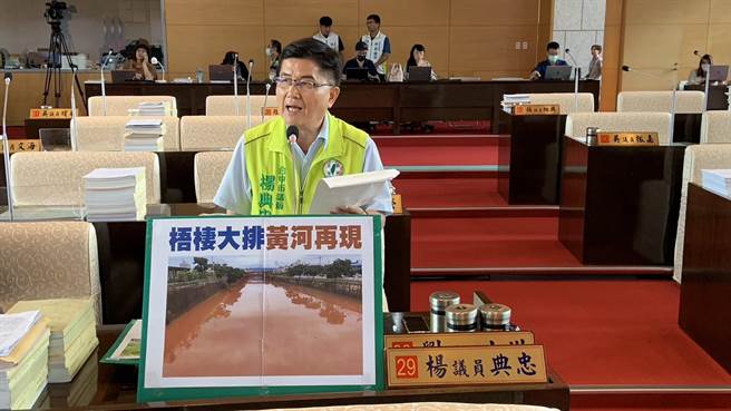 台中市議員楊典忠16日指出，近日大雨梧棲大排天天水髒如黃河，批評市府河川治理失靈。（楊典忠提供／張亦惠台中傳真）