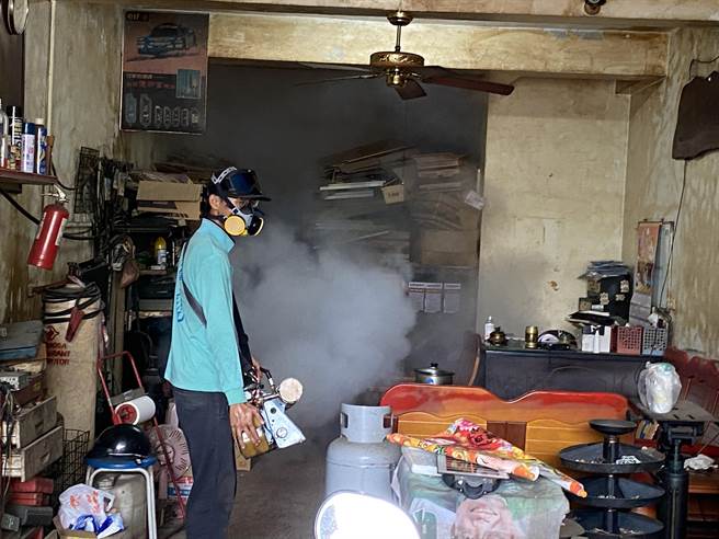 台南市本土登革热今天再新增3例，累计已有8例，仁德区成功里今天进行户内喷药。（曹婷婷摄）