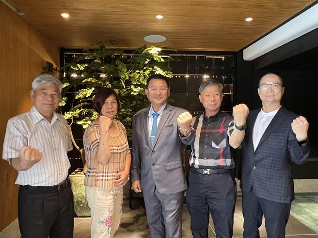 央行宣布针对特定地区自然人第2户购屋贷款，16日起祭出7成限制，大台中不动产开发公会呼吁应苦民所苦。(林欣仪摄)