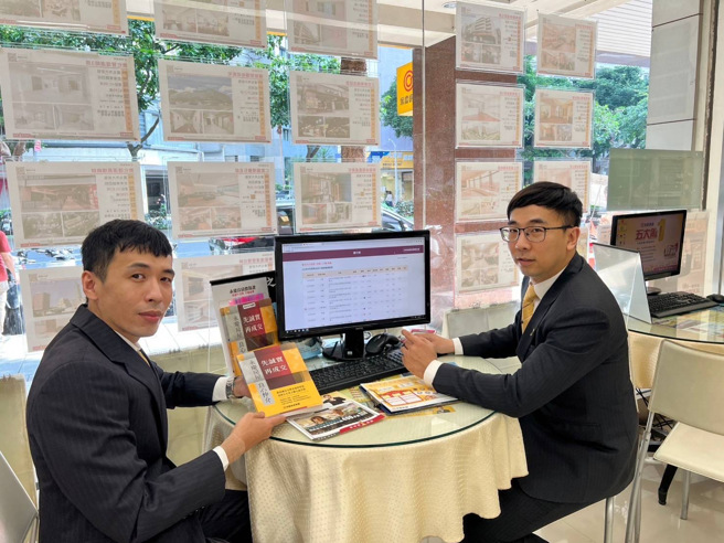 賴上偉店長（右）提醒消費者，民眾遇到投機客的風險仍高，有購售屋需求的民眾，一定要多諮詢不同的房仲業者，並選擇誠實的房仲為自己服務。(圖/永慶房屋提供)