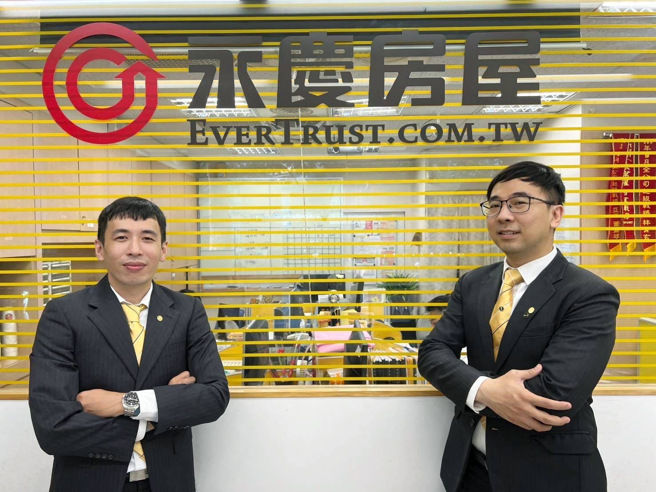 永慶房屋蕭益靖經紀人（左）與賴上偉店長（右），攜手幫助屋主識別黑心房仲坑騙手法，成功為屋主挽回600萬元房價！(圖/永慶房屋提供)