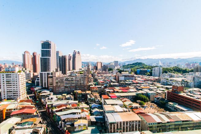 实价登录资料显示，信义区、士林区、万华区，大楼产品的单价均比公寓贵上38%以上，显示公寓产品较大楼更显实惠。(图/永庆房屋提供)