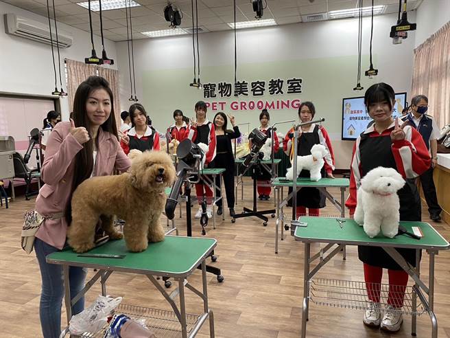 启英高中打造全市唯一符合证照考场标准的宠物美容教室。（蔡明亘摄）