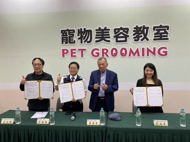 启英高中、东森宠物及醒吾科技大学16日签订三方共同合作备忘录，针对宠物美容学程课程、师资、未来就业进路携手合作。（蔡明亘摄）