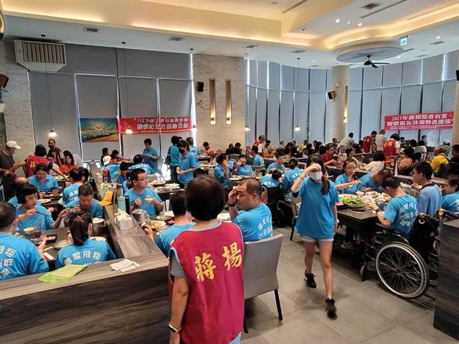 蔣揚基金會16日宴請120名弱勢團體在北區火鍋店餐敘。（程炳璋攝）