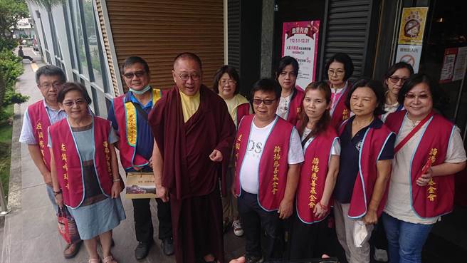 噶瑪噶居寺洛本天津仁波切（前排左二）盼藉舉辦活動，讓接街友及腦麻家庭感受端午團聚氣氛。（程炳璋攝）