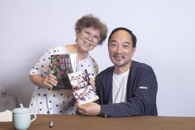 讲师花艺大师凌宗涌(左)与热情的读者合照并签书纪念。（图／惠中寺提供）