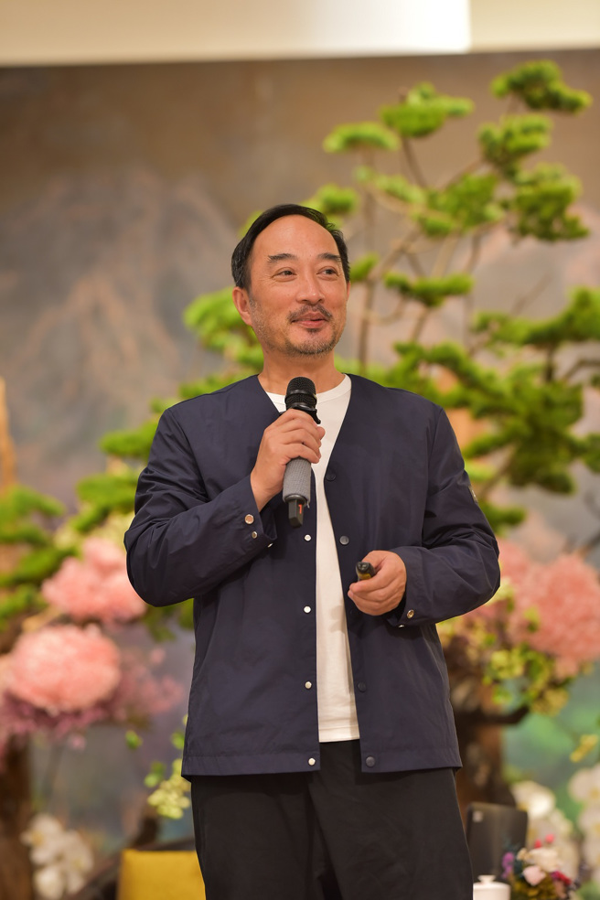 2023年未来与希望讲师花艺大师凌宗涌从花艺谈「看见自己的美好」。（图／惠中寺提供）