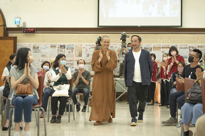 讲师花艺大师凌宗涌(右)在佛光山中区总住持觉居法师(左)陪同下进场，受到观眾热烈欢迎。（图／惠中寺提供）