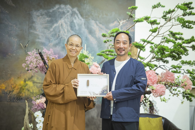 佛光山中区总住持觉居法师(左)致赠结缘品予讲师花艺大师凌宗涌(右)。（图／惠中寺提供）