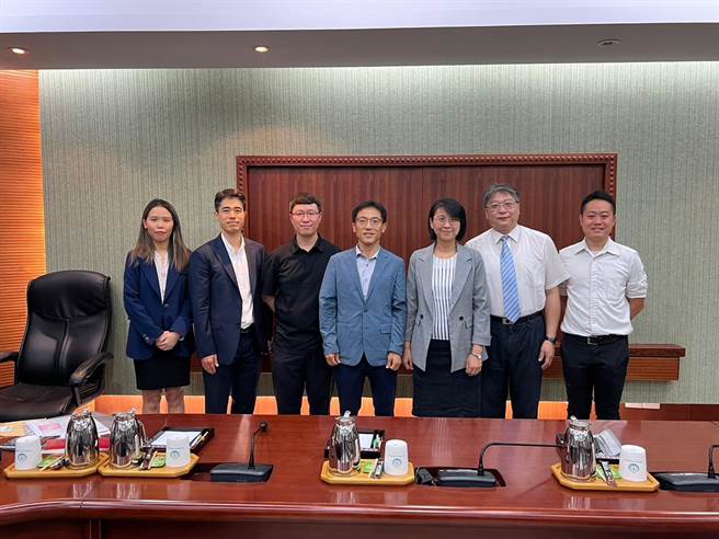 4年前台人在韩犯下重大窃案，韩检察官来台取得赃款。左1为法务部国际及两岸法律司检察官叶咏娴、左2为驻台北韩国代表部领事、左3、4为韩国法务部指派代表、右3为臺湾新北地方检察署副襄阅主任检察官郭瑜芳、右2为主任检察官陈旭华、右1为检察官何克凡（法务部提供）