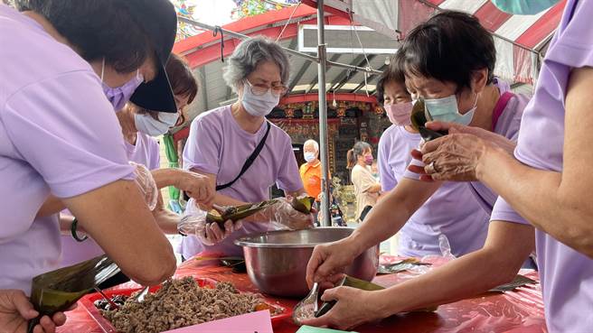 台东县友善关怀协会举办「百人包粽」活动，让长者重温旧时家家户户庆端午包粽的热闹氛围。（萧嘉蕙摄）