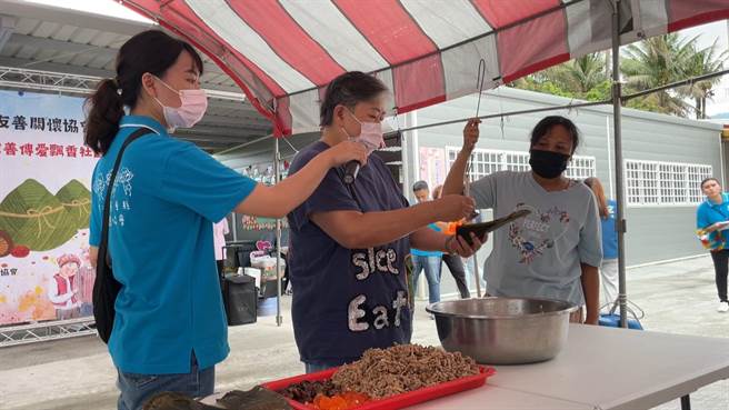 拥有50年经验的包粽达人马小容，现场传授「1：1：1黄金比例」包粽法，让菜鸟也能轻松包出完美三角粽。（萧嘉蕙摄）