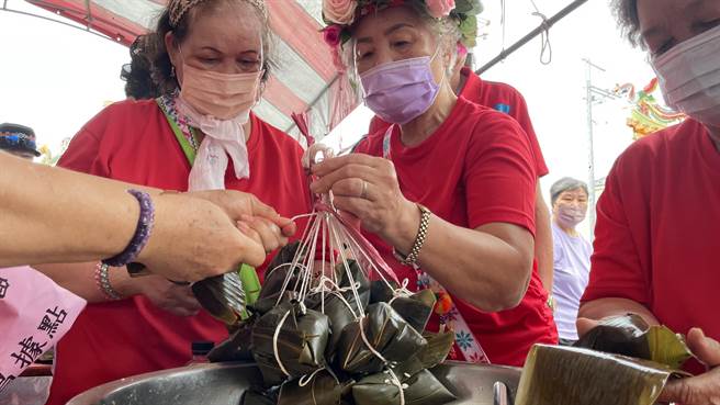 来自兴昌部落的阿美族的长者初次体验汉人端午包粽习俗，感到新奇又有趣。（萧嘉蕙摄）