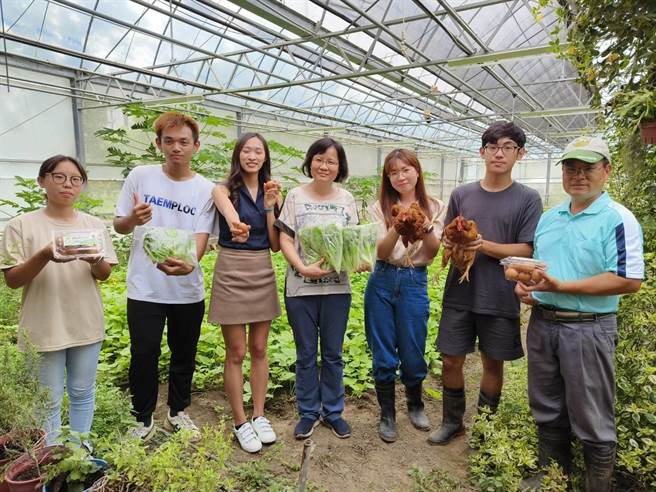 嘉义大学教授萧至惠带领学生透过高教深耕计画，将行销管理与农场产管结合实做。（廖素慧摄）