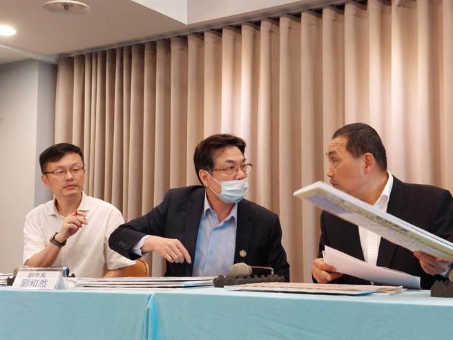 新北喂药案风暴扩大，成全国瞩目话题，为维护幼儿受教权益，新北市教育局将幼儿园监视器与托药机制列入重点稽查项目。图左为教育局长张明文。（陈慰慈摄）