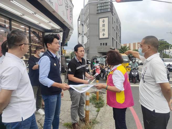 台中市大里区国光路二段与德芳南路口交通流量大，加上车道多、路口复杂，去年发生35件交通事故，台中市议员林碧秀（右2）16日邀请交通局长叶昭甫（左2）及相关单位会勘，针对该路口进行整体规画改善。（潘虹恩摄）
