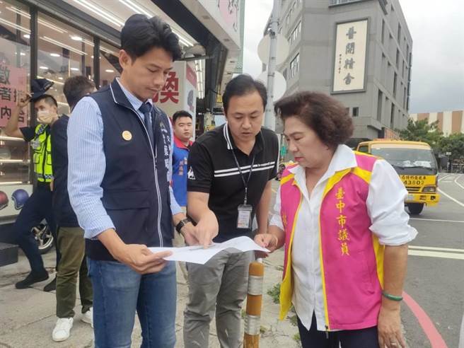  台中市议员林碧秀（右）16日邀请交通局长叶昭甫（左）及相关单位会勘大里区国光路二段与德芳南路口，针对该路口进行整体规画改善。（潘虹恩摄）