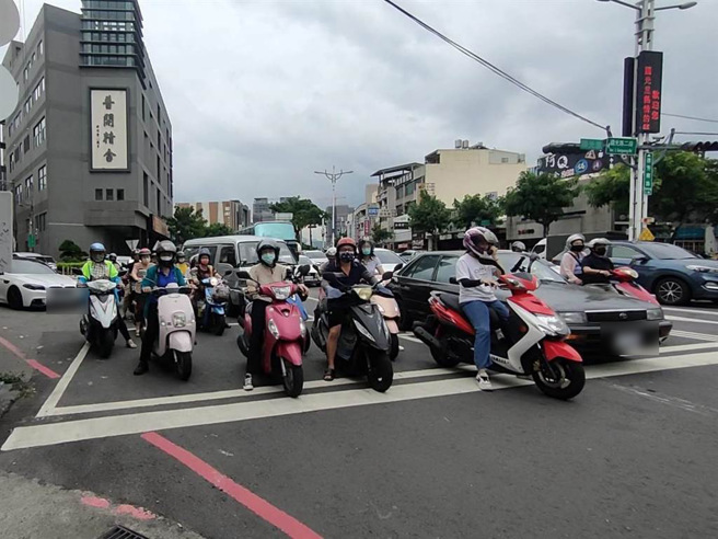  台中市大里区国光路二段与德芳南路口交通流量大，加上车道多、路口复杂，去年发生35件交通事故，交通局长叶昭甫表示，将会进行号志及车道分流，减少直行和右转车相撞。（潘虹恩摄）