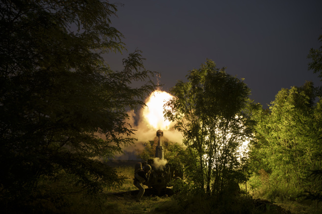 烏克蘭總統顧問波多利雅科（Mykhailo Podolyak）15日表示，烏克蘭的反攻尚未開始，過去一周仍在測試俄軍的弱點。圖為烏軍特種部隊13日在赫松地區朝俄軍陣地開火。（圖／美聯社）