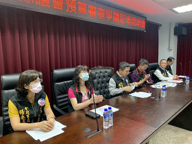 花莲县议会秘书长陈德惠与一级主管今天公开呼吁县府应停止制造对立，不该煽动仇恨做出不理性行为。（王志伟摄）