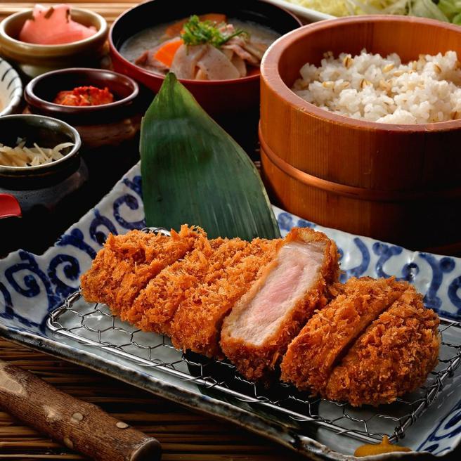 Global Mall環球Online推美食自取，靜岡勝政日式豬排「厚切里肌豬排便當」原價390元、優惠價312元，線上下單、南港車站自取。（ Global Mall提供 ）