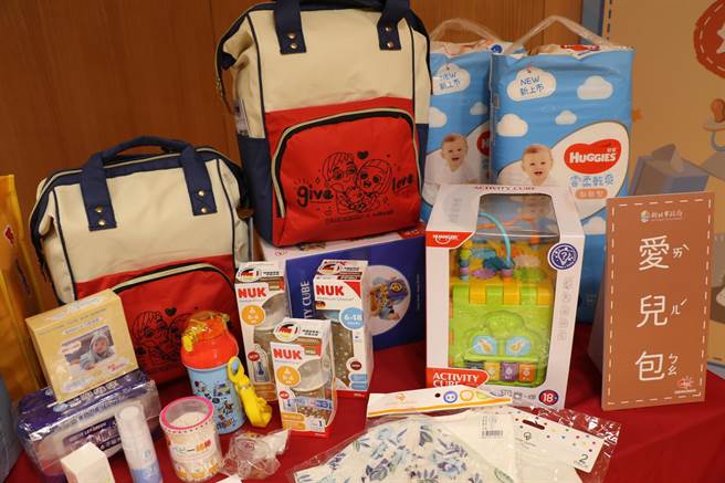 新北市繼愛兒包後加碼推出幼幼包，將致贈給弱勢家庭的新生兒。（新北市社會局提供）