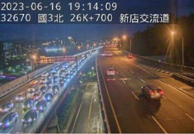 今（16）日下午18时许，国道3号南向27.5km新店隧道发生事故，覆一辆自小客在隧道中翻覆，影响车流，目前严重回堵2公里。（翻摄画面）