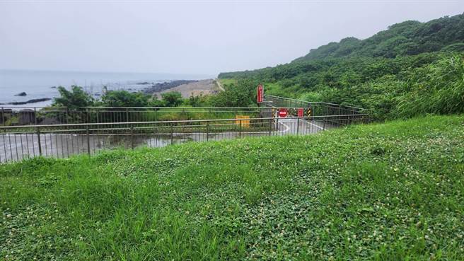 海尾仔自行车道旁海岸拥有无敌海景，但2021年因高滩处宣告自行车道封闭，遂以铁门形式一併阻隔了民眾前往海滩的通道。(黄敬文翻摄)