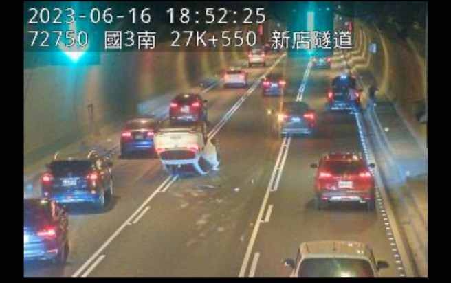 今（16）日下午18时许，国道3号南向27.5km新店隧道发生事故，一辆自小客在隧道中翻覆。（翻摄画面）