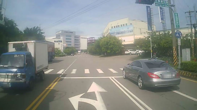 男子开车行经该路口时，竟遭检举「未礼让行人」，他不禁抱怨「看不见(有人)」。（翻摄自脸书爆料公社）