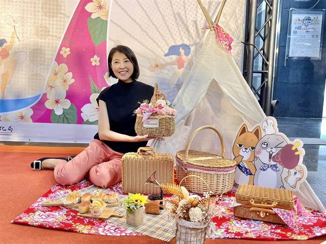 客家文化活动「靓靓草地音乐会」7月9日中兴新村大操场登场，南投县长许淑华邀游客野餐、逛市集、听音乐。（杨静茹摄）