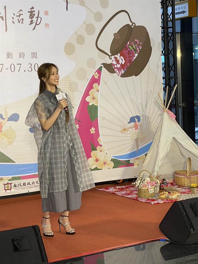 金钟奖节目主持人、客家妹陈明珠演唱客语歌开场，邀游客暑假到南投县走读客庄。（杨静茹摄）