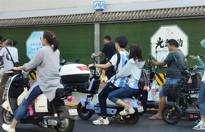 阿根廷足球巨星梅西昨晚在北京开踢导致交通大塞，路上更出现许多身穿梅西阿根廷10号球衣的球迷。（吴泓勋摄）