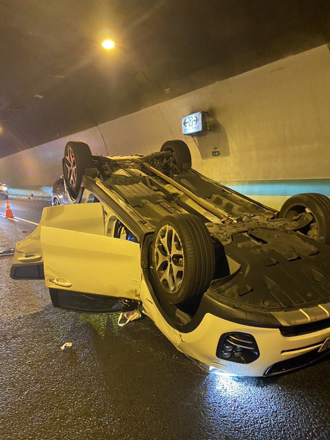 今（16）日下午18时许，国道3号南向27.5km新店隧道发生事故，覆一辆自小客在隧道中翻覆，影响车流，目前严重回堵2公里。（翻摄画面）