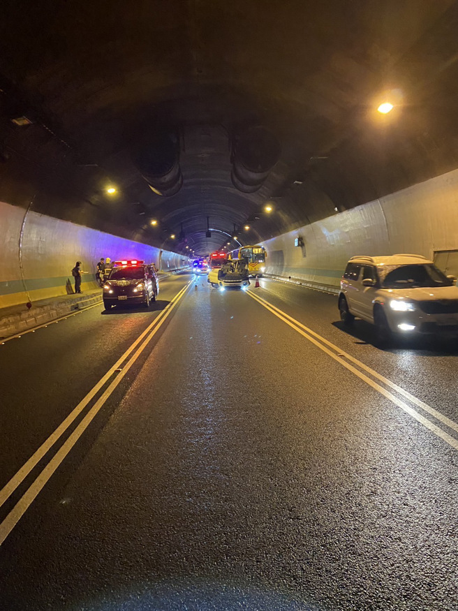 今（16）日下午18时许，国道3号南向27.5km新店隧道发生事故，覆一辆自小客在隧道中翻覆，影响车流，目前严重回堵2公里。（翻摄画面）