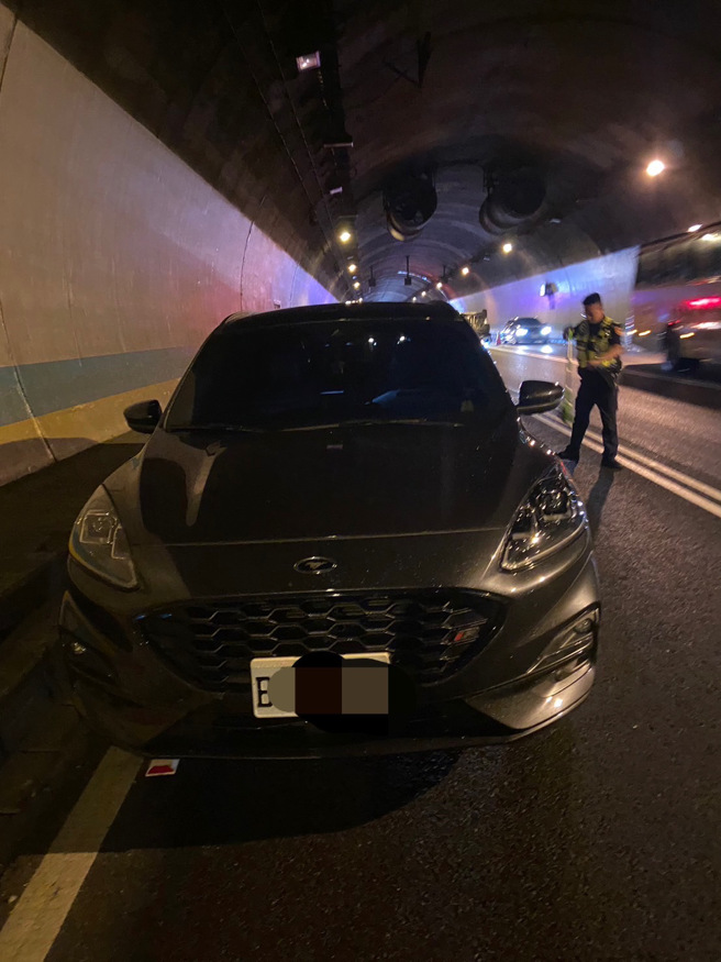 今（16）日下午18时许，国道3号南向27.5km新店隧道发生事故，覆一辆自小客在隧道中翻覆，影响车流，目前严重回堵2公里。（翻摄画面）