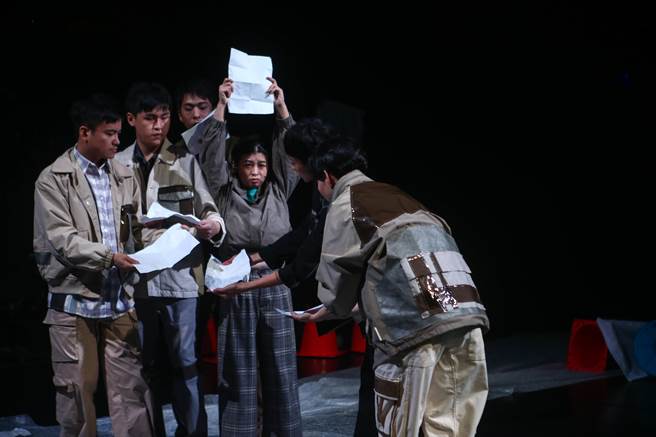 舞作其中一段由视障舞者分享去年大陆「白纸运动」，从视障者使用的报读系统中他所获得的资讯只有「方框、方框、方框」，资讯的传递在大陆的社群上被遮蔽阻挡。（邓博仁摄）