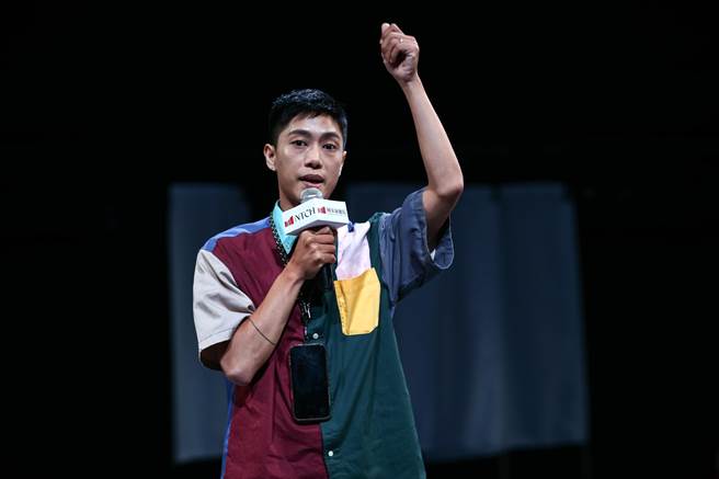 编舞家张可扬引领明盲共舞用生命碰撞出视觉之外的感知火花。（邓博仁摄）